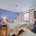 Cozy Holiday Home For 8 In Buellingen